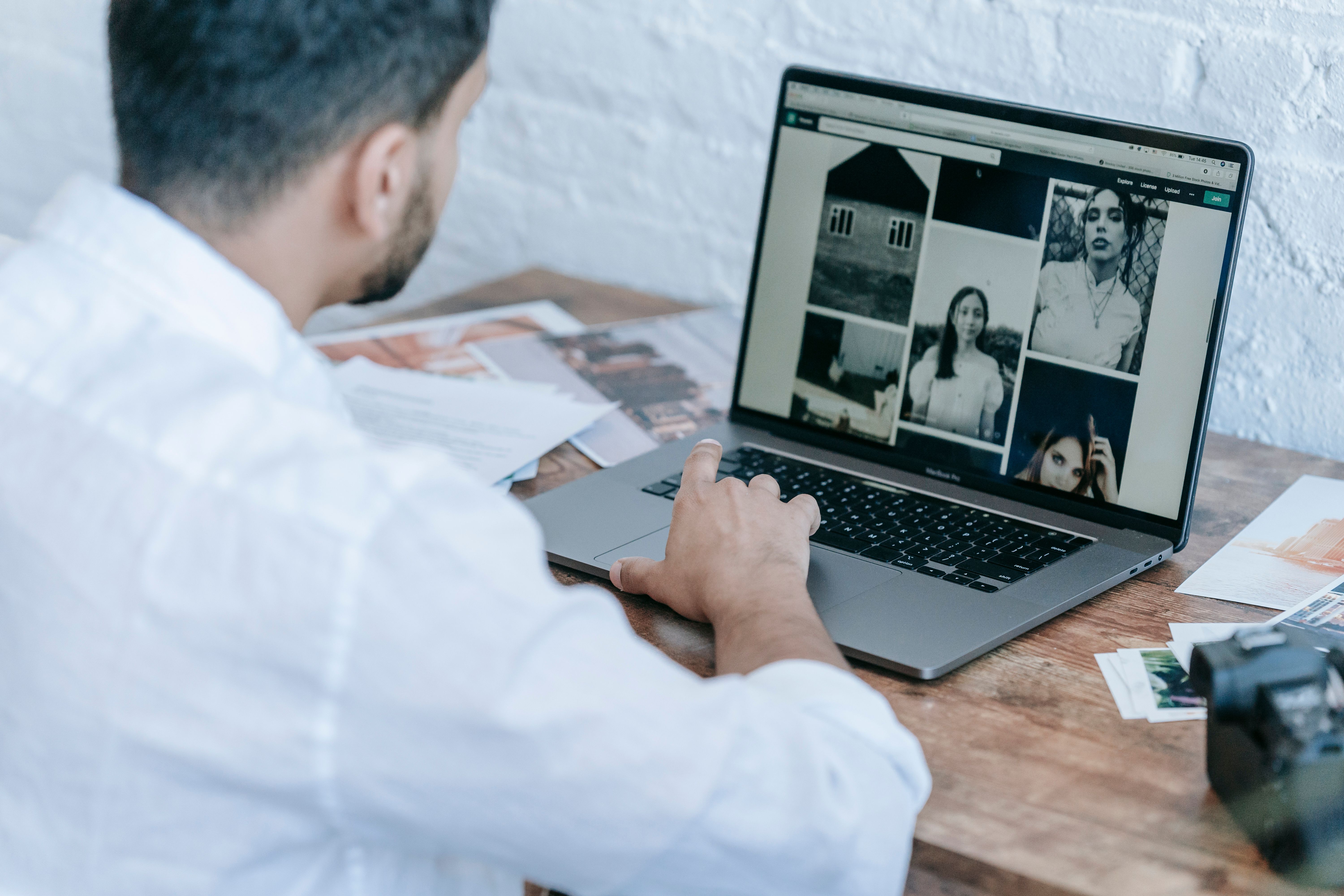 Fotógrafo editando y organizando imágenes en un ordenador portátil